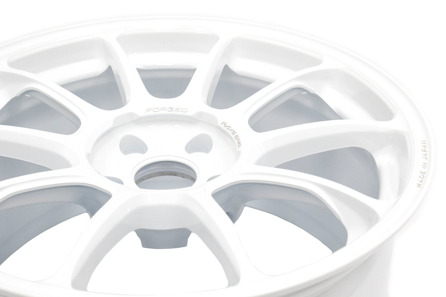 VLKWKZX43DDW Volk ZE40 Dash White 18x9.5 +43 - 2013+ FT86 / 2014+ Forester x4,