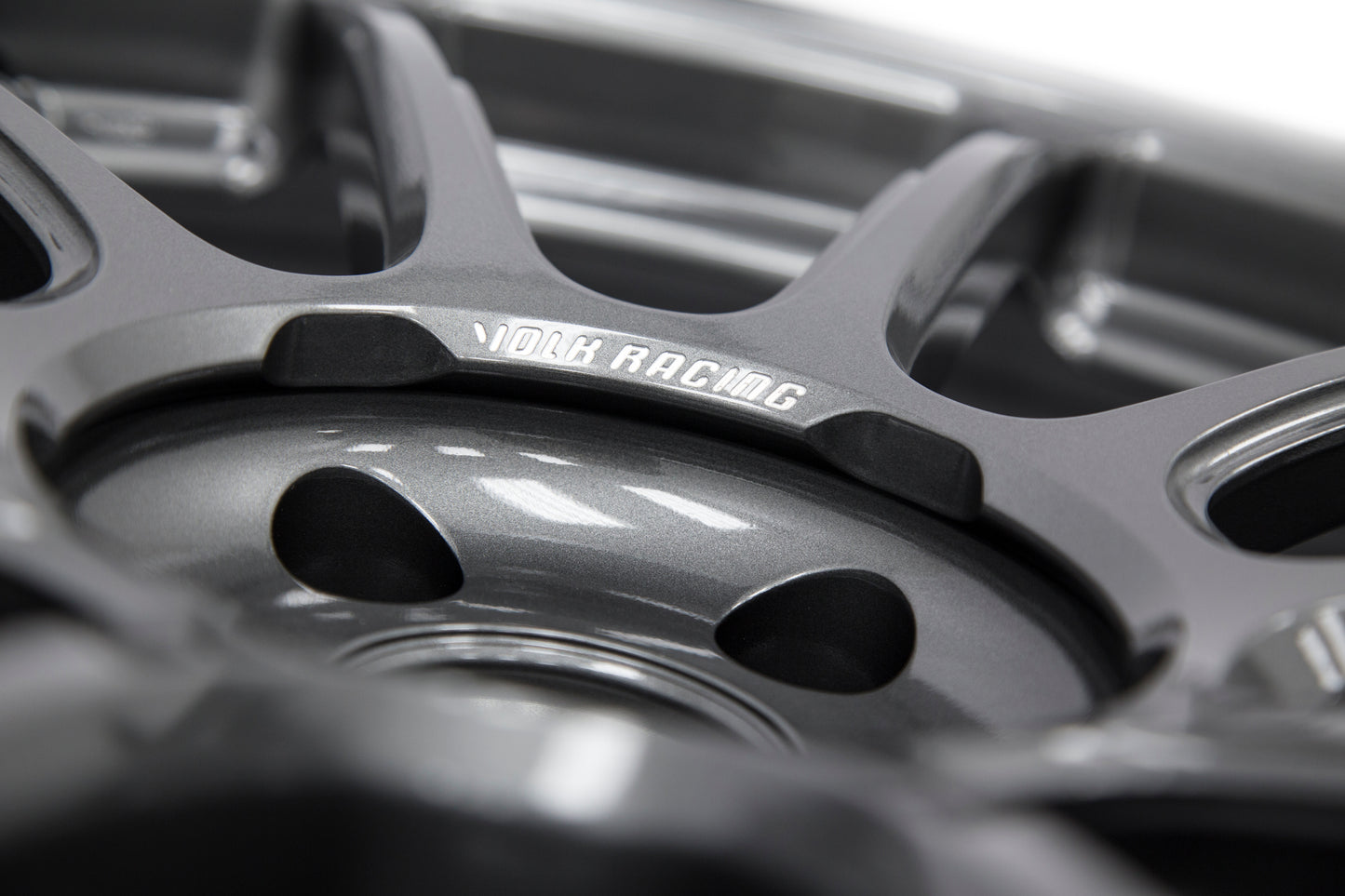 VLKWKZX38EG Volk ZE40 Gunmetal 18x9.5 +38 - 2015+ WRX / 2015+ STIx4,